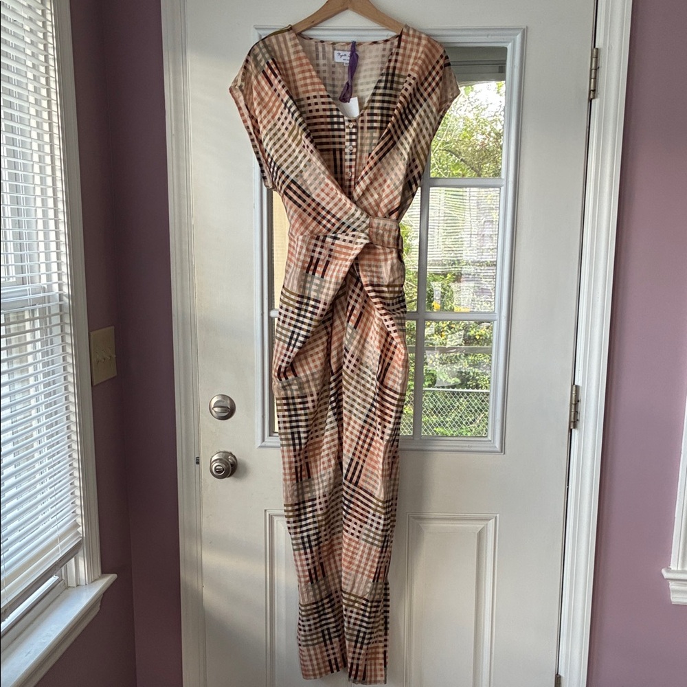 Elegant Checkered Jumpsuit in Tan and Black